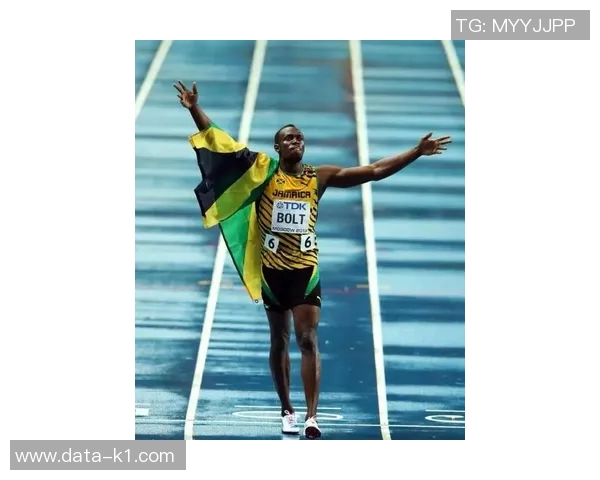 博尔特跨界挑战足球场展现速度与激情的完美结合 博尔特跨界挑战足球场展现速度与激情的完美结合