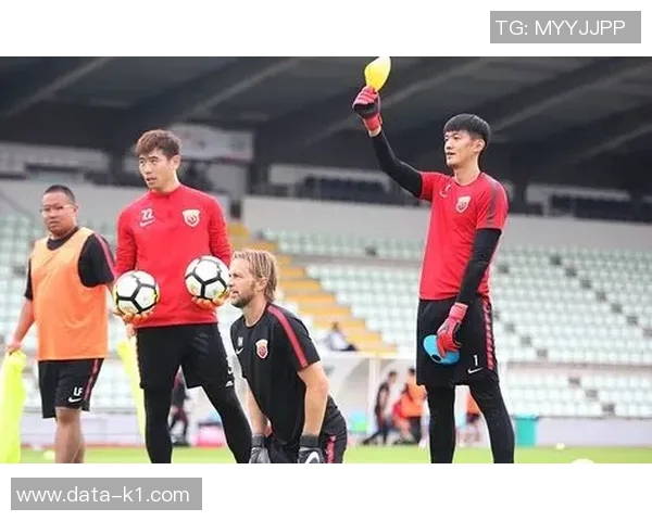 上海上港足球队奋战新赛季展现实力与团队精神争夺冠军荣耀 上海上港足球队奋战新赛季展现实力与团队精神争夺冠军荣耀